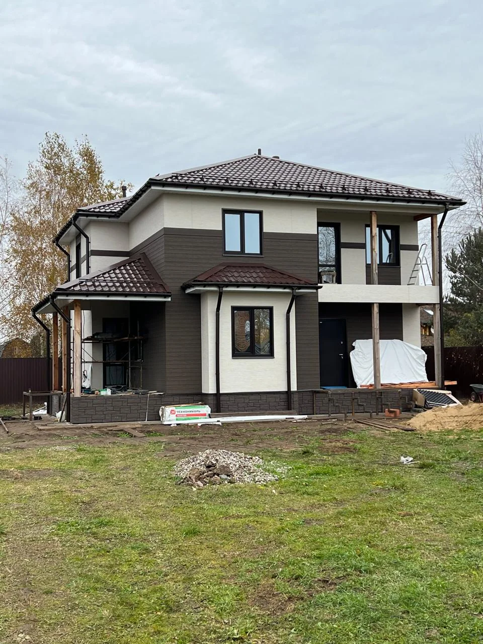 Белые пластиковые окна в загородном доме